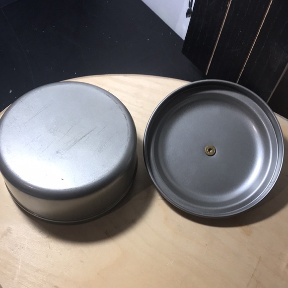 2 round metal containers - Picture 8 of 8
